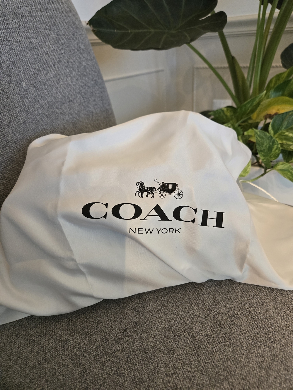 Coach Swing Zip Black Leather Shoulder Bag - Picture 7 of 11